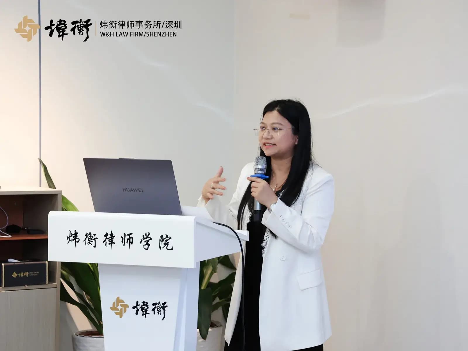 嘉宾与参会者合照